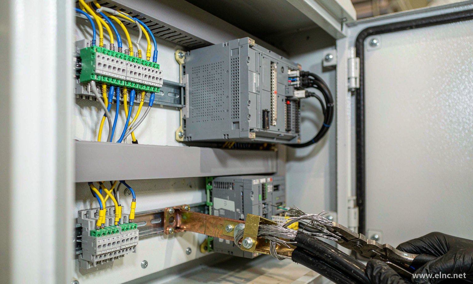 工业控制柜内把位移传感器信号线接到 PLC 模拟量输入模块